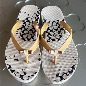 COACH Signature Amel Flip-Flops Yellow w/ Gold Bow Women’s size 7